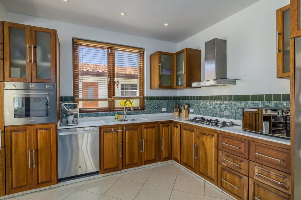 A light and airy kitchen and dining area. In this fully equipped kitchen, you can experiment with new recipes.