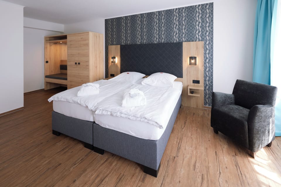 Suite | Hypo-allergenic bedding, minibar, in-room safe, desk