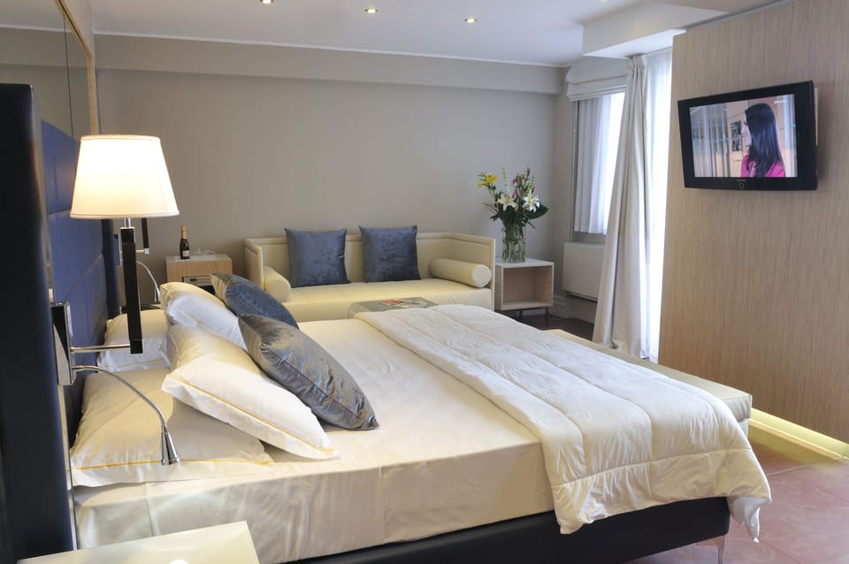 Executive Suite, 1 Bedroom, Lake View | Premium bedding, minibar, in-room safe, desk