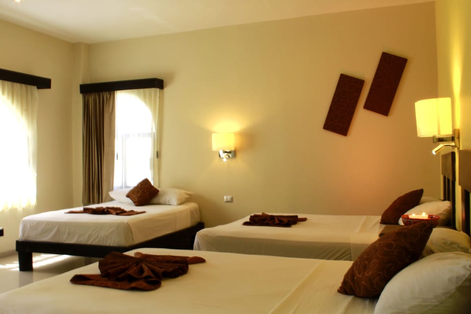 Triple Room | In-room safe, desk, free WiFi, bed sheets