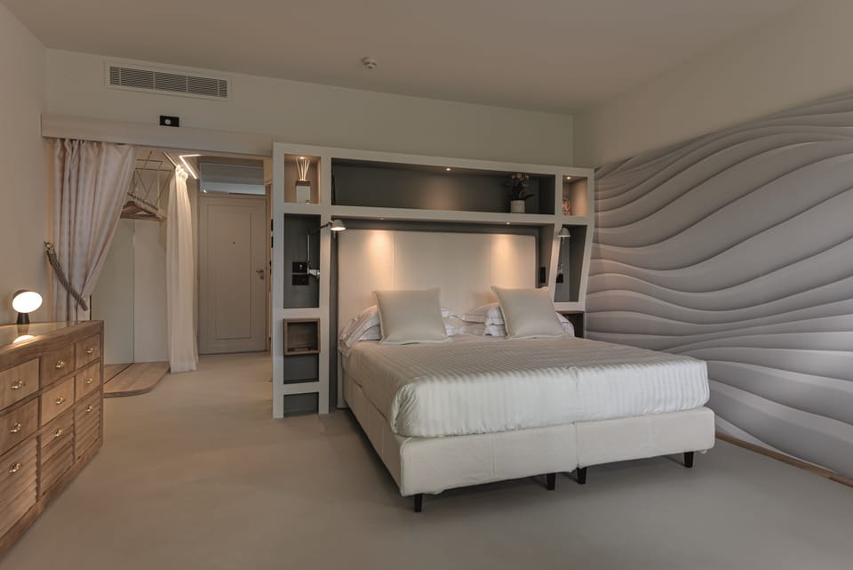 Deluxe Double or Twin Room | Minibar, in-room safe, desk, blackout drapes