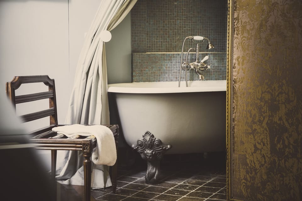 Junior Suite Fresque | Bathroom | Free toiletries, hair dryer, towels
