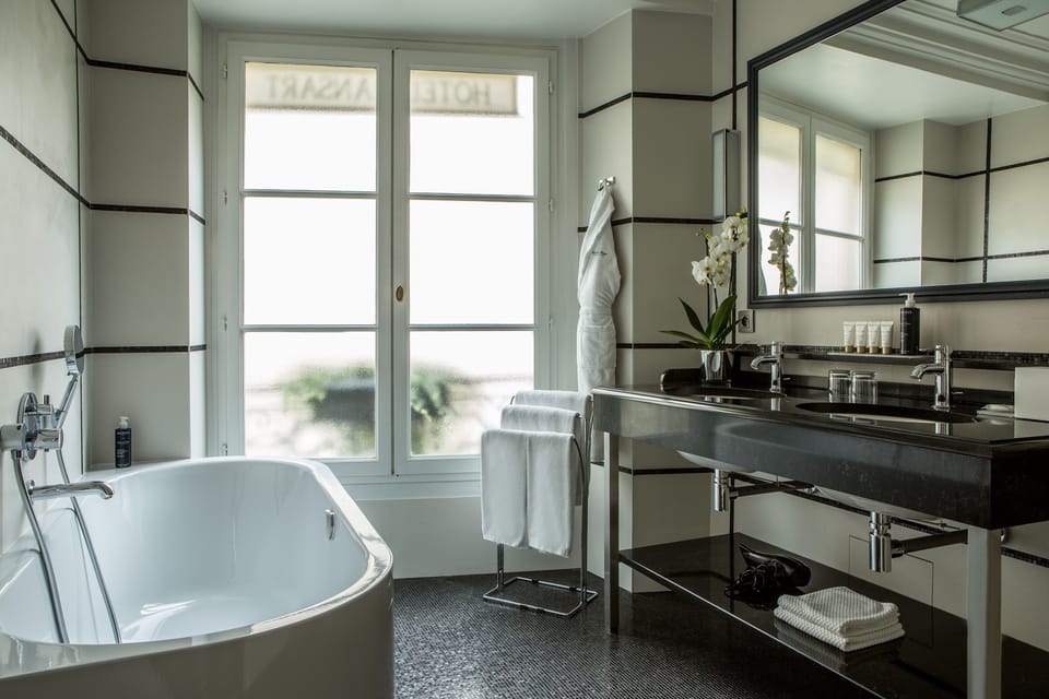 Junior Suite | Bathroom | Free toiletries, hair dryer, towels