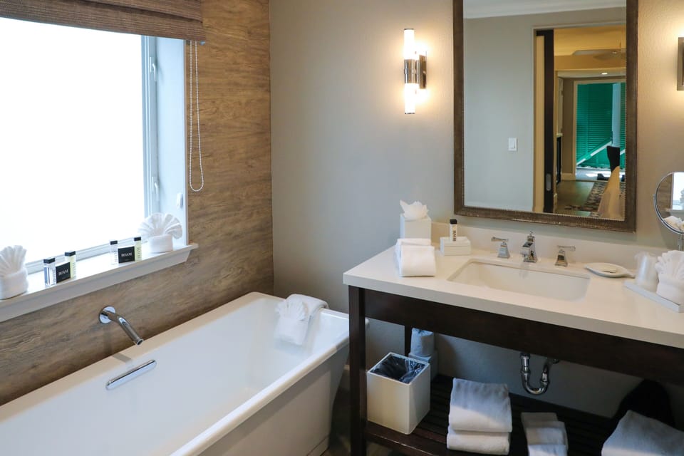 Junior Spa King Suite | Bathroom | Shower, designer toiletries, hair dryer, bathrobes