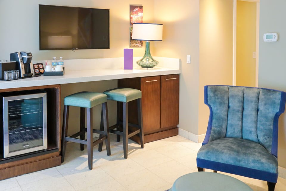 Premium Suite | Living area | 42-inch LED TV with satellite channels, TV, iPod dock