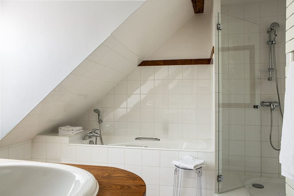 Junior Suite | Bathroom | Free toiletries, hair dryer, bathrobes, towels