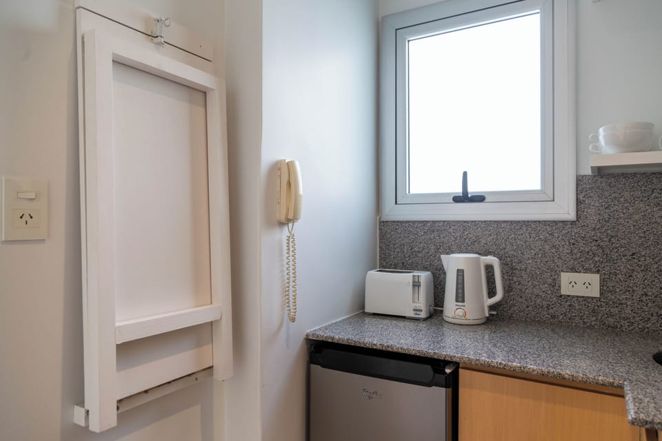 Apartment, 1 Bedroom, City View | Private kitchen | Full-size fridge, microwave, oven, stovetop