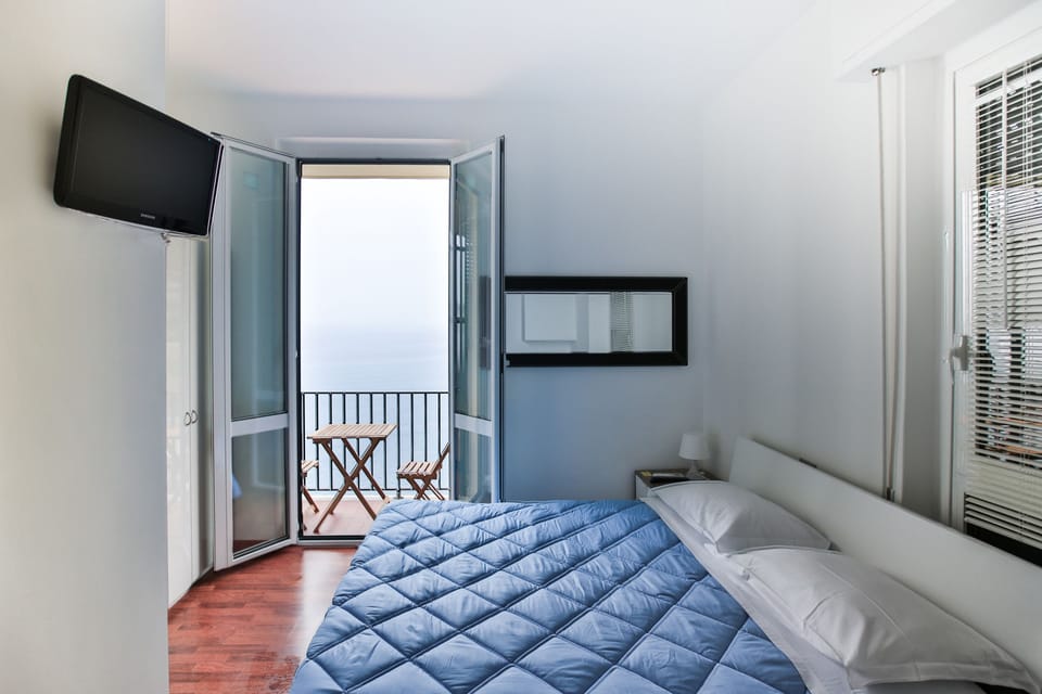 Deluxe Double Room, Sea View (Sol) | Pillowtop beds, free WiFi, bed sheets