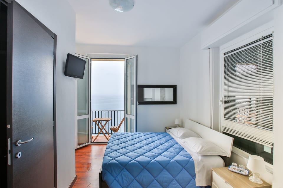 Deluxe Double Room, Sea View (Sol) | Pillowtop beds, free WiFi, bed sheets