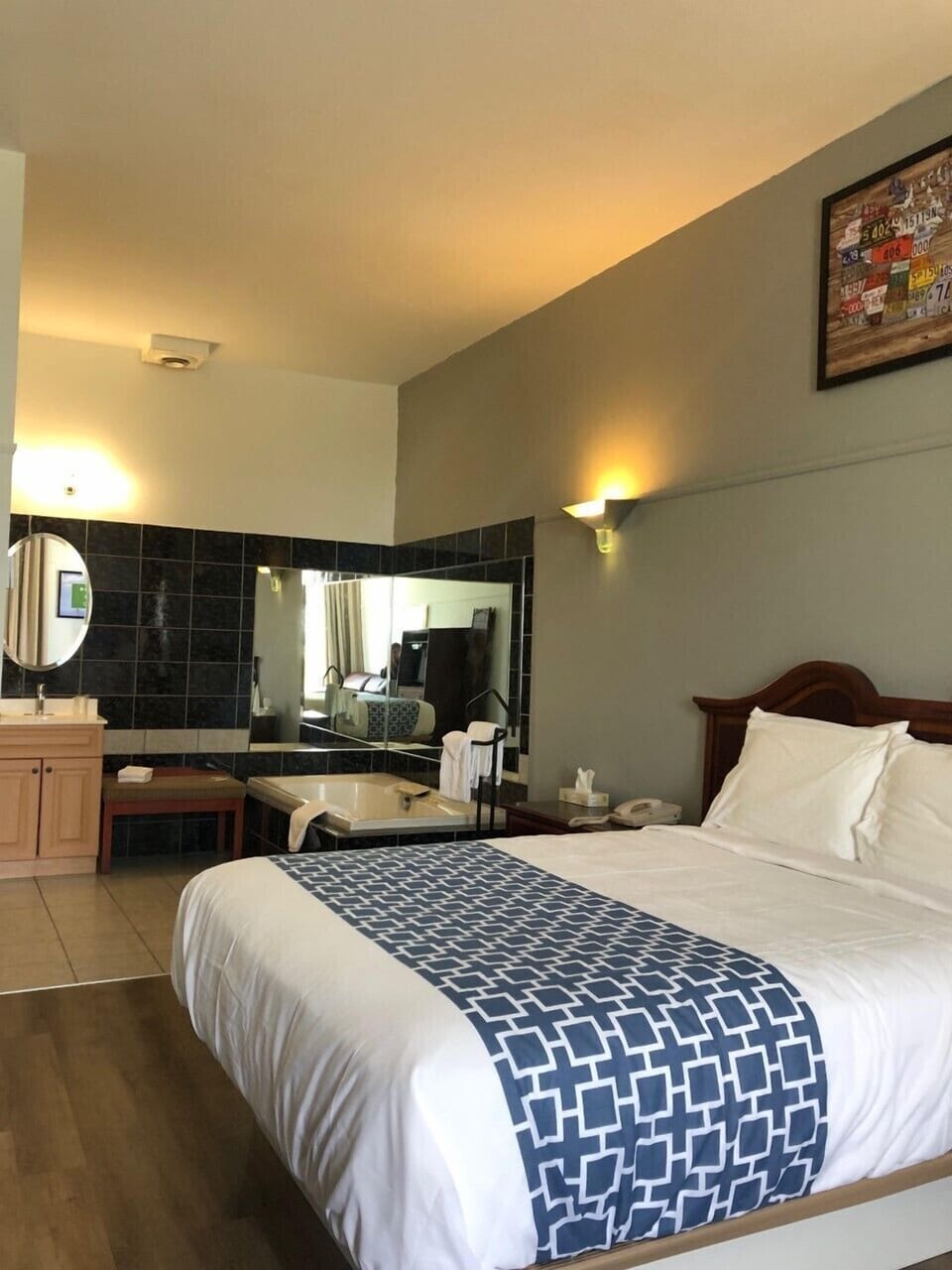 Junior Suite, 1 Queen Bed | Desk, laptop workspace, soundproofing, free WiFi