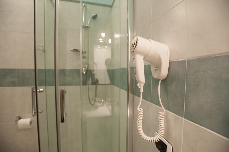 Double or Twin Room | Bathroom shower