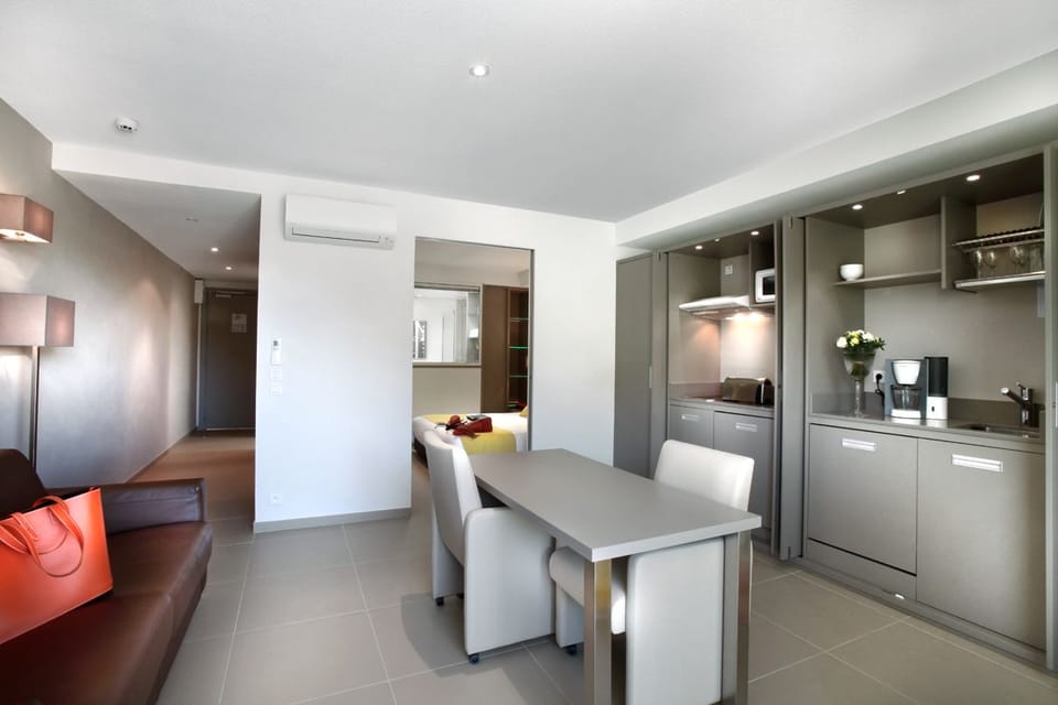 Fridge, microwave, dishwasher, coffee/tea maker