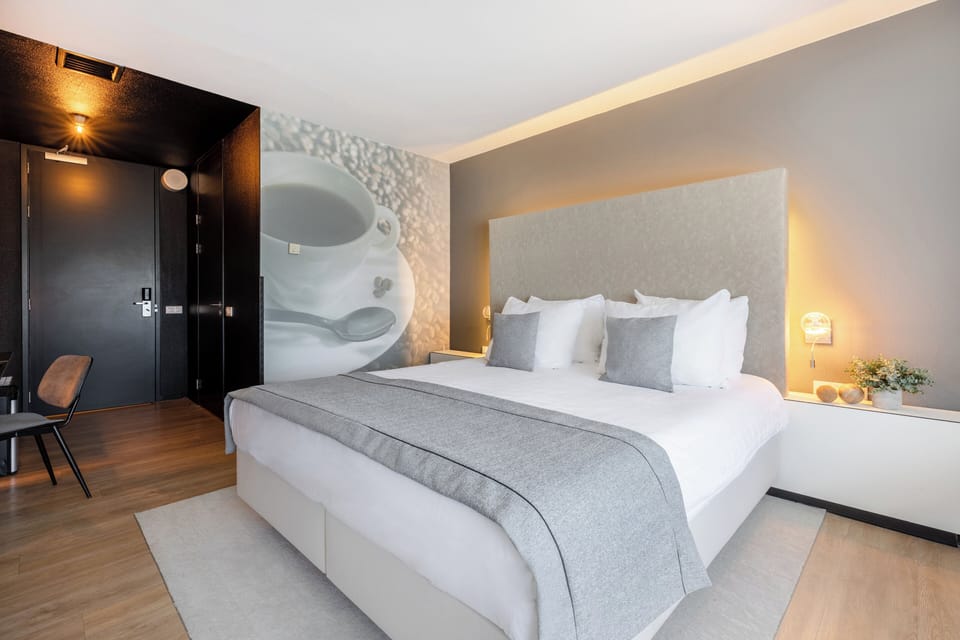 Premium bedding, in-room safe, desk, blackout drapes