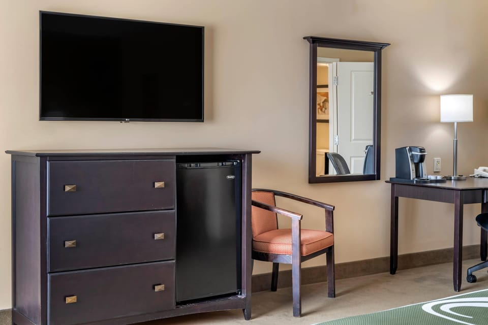 Room, 1 Queen Bed, Accessible, Non Smoking | Iron/ironing board, WiFi (free), bed sheets