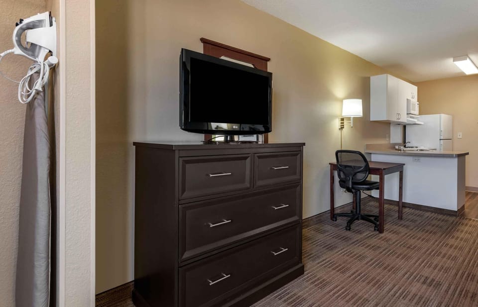Studio, 1 King Bed, Non Smoking | Desk, iron/ironing board, free WiFi, bed sheets