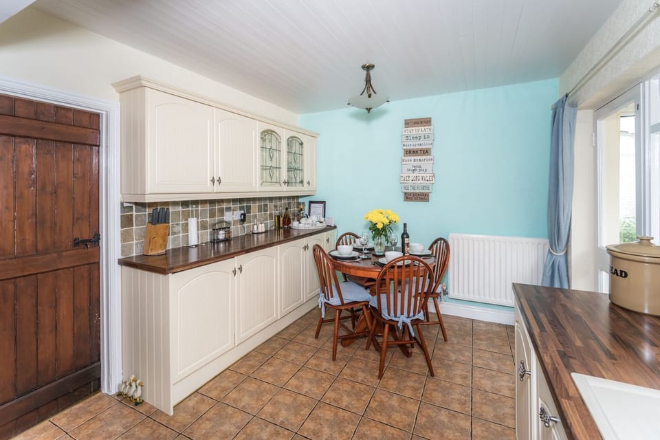 Braithwaite has a local shop and a number of pubs if you don't feel like cooking