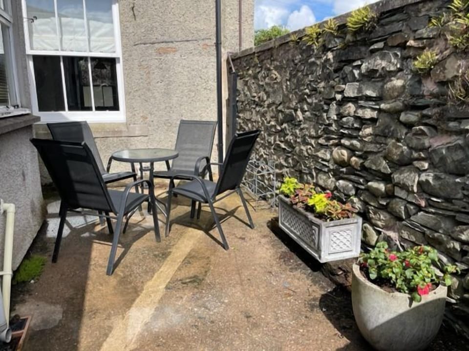 You can enjoy alfresco dinners and breakfasts in the enclosed yard