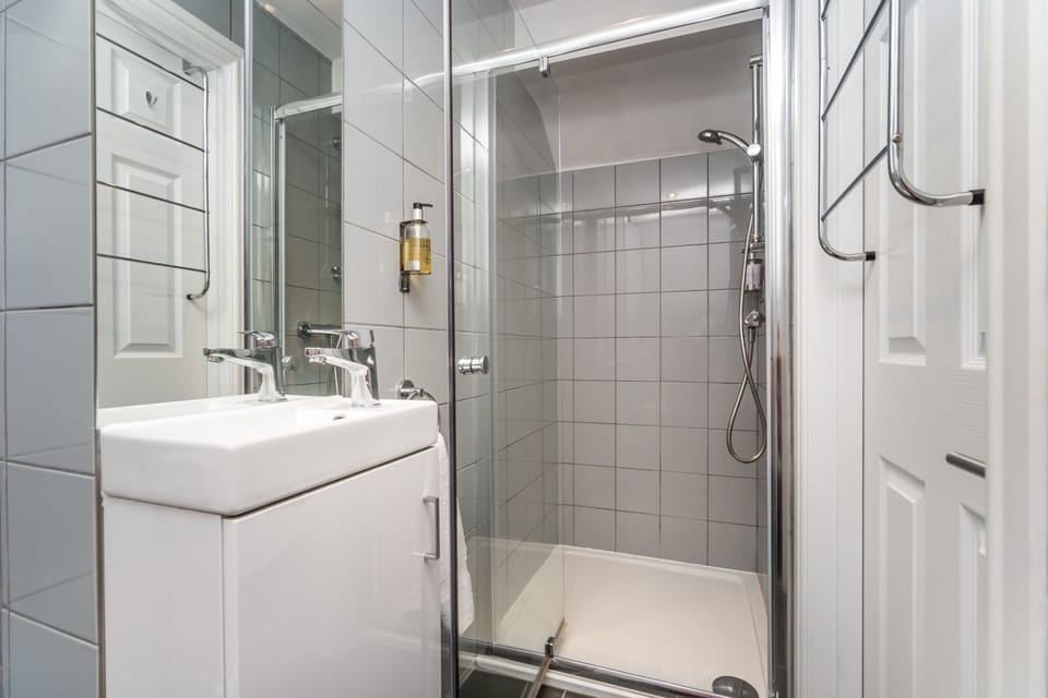 Towels and complimentary toiletries are provided