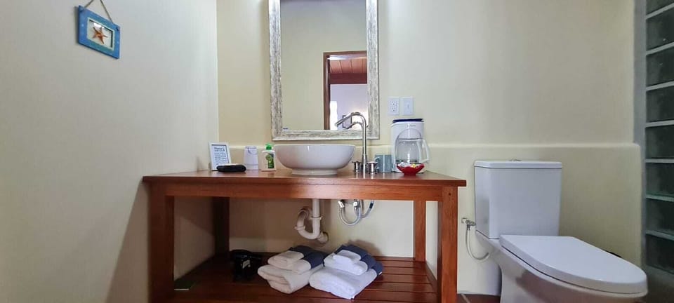 King 3 | Bathroom | Shower, hair dryer, towels