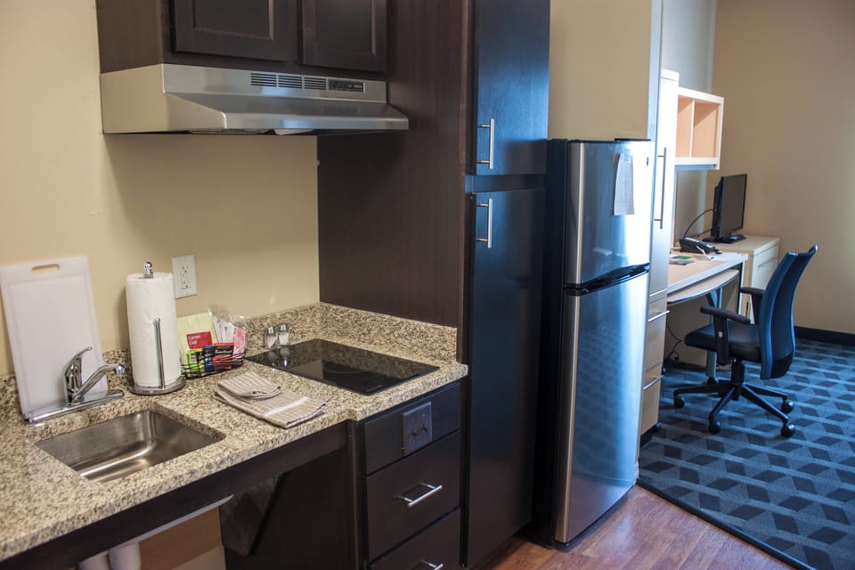 Studio, 1 King Bed with Sofa bed | Private kitchen | Coffee/tea maker, fridge, microwave, stovetop