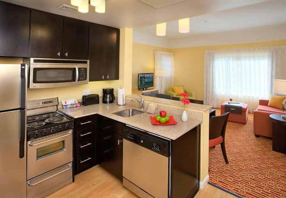 Coffee/tea maker, fridge, microwave, stovetop