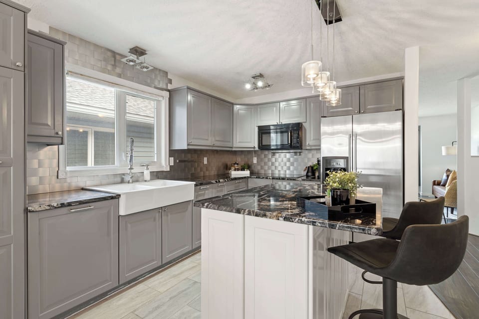 Full Stock Kitchen with breakfast table