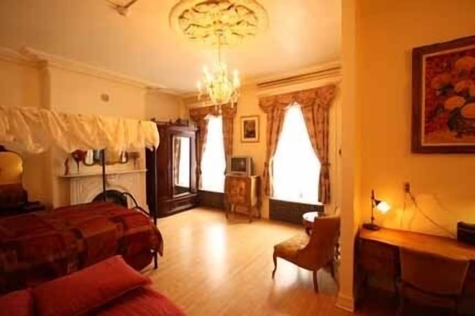 Romantic Room, 1 Queen Bed | Living area | 30-inch Smart TV with digital channels, TV, Netflix
