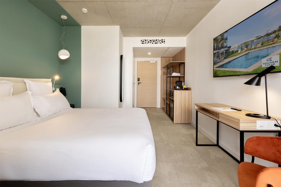 Superior Room, 1 Queen Bed | Premium bedding, pillowtop beds, minibar, in-room safe