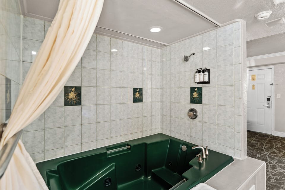 Studio, 1 King Bed (Whirlpool) | Jetted tub
