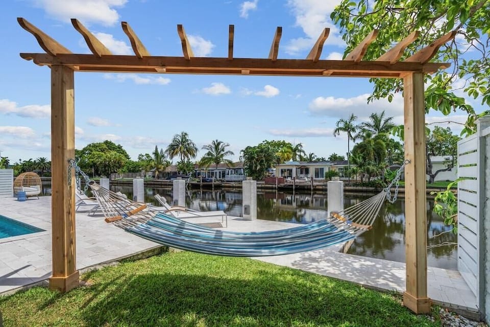 Custom pergola hammock on the canal! Enjoy the afternoon with a nap or a book.