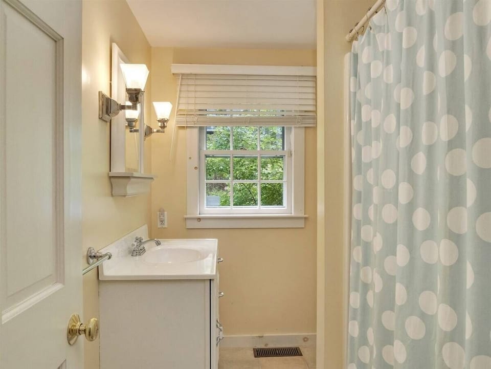 Main Level Full Bathroom with Tub/Shower Combination