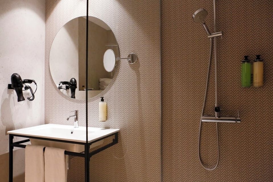 Combined shower/tub, hair dryer, bidet, towels