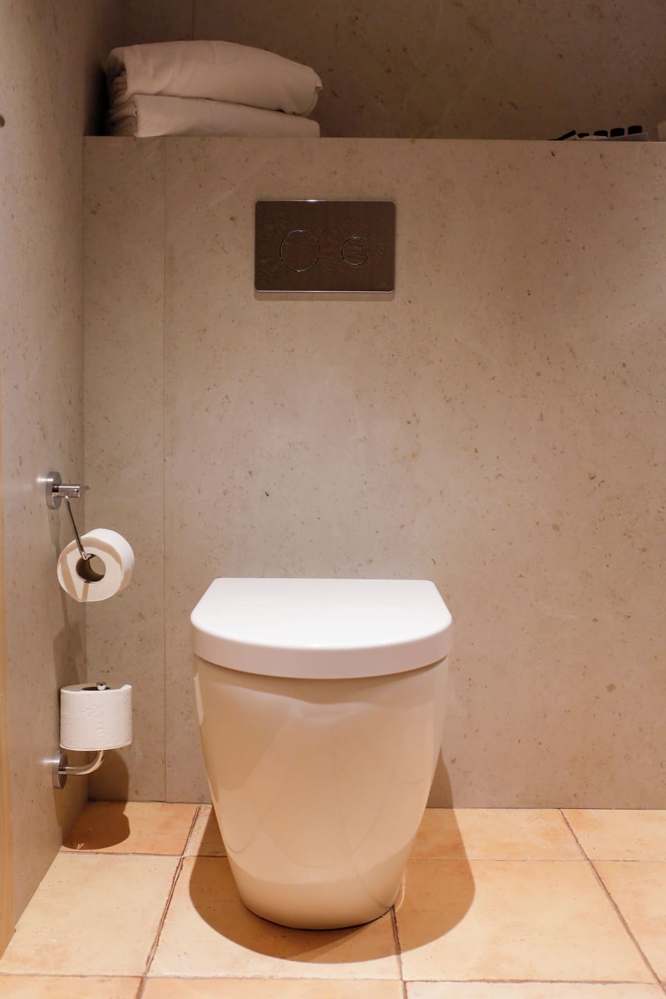 Combined shower/tub, hair dryer, bidet, towels