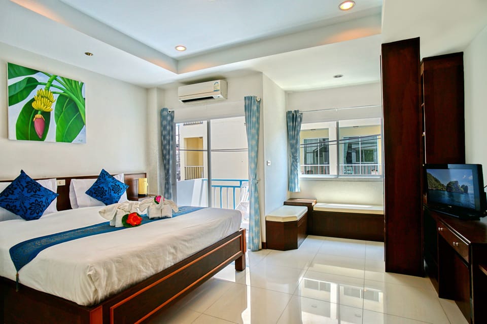 Deluxe Room | In-room safe, individually decorated, individually furnished, desk