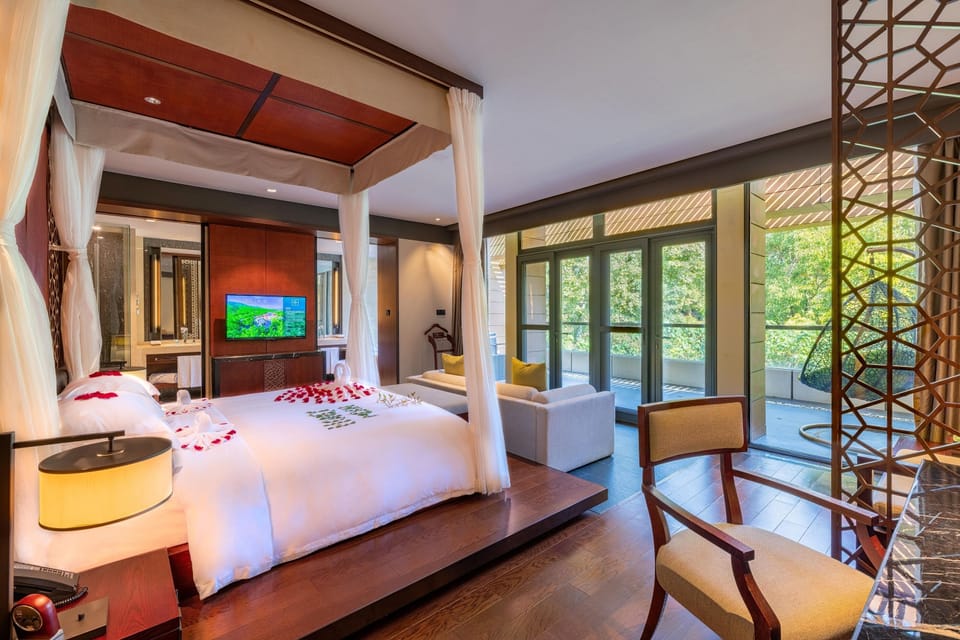 Creek Suite | Premium bedding, free minibar, in-room safe, desk