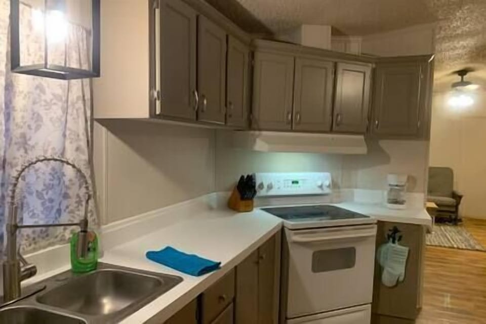 Full kitchen, electric oven