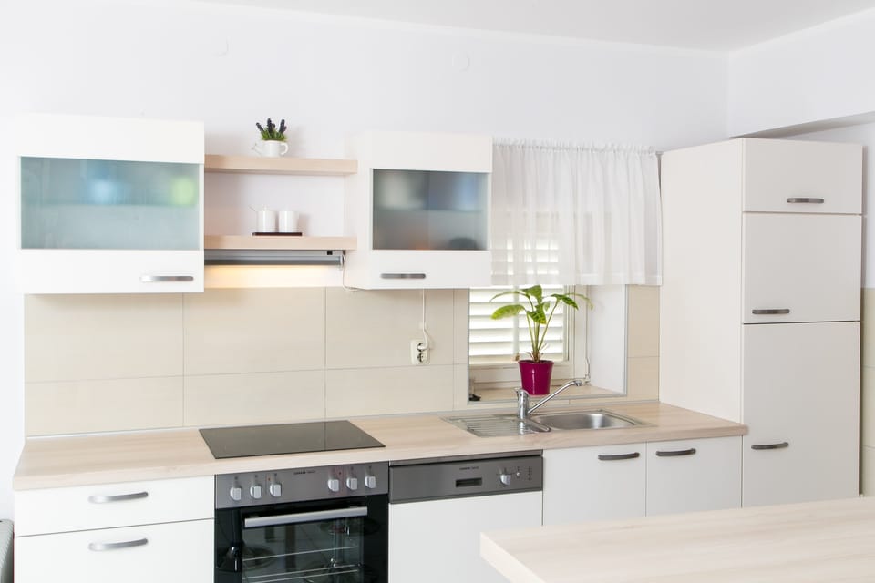 Apartment, 1 Bedroom, Balcony, Sea View | Private kitchen | Fridge