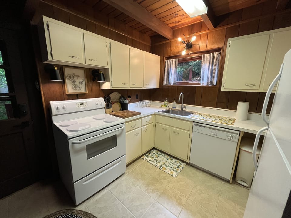 Fully stocked kitchen! 