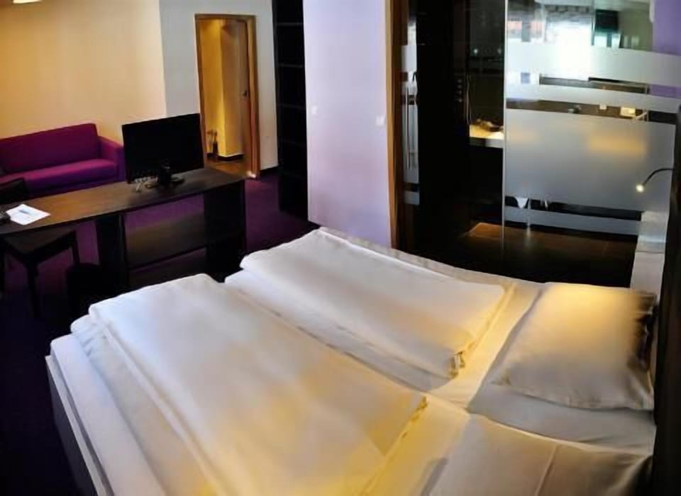 Family Room | Hypo-allergenic bedding, in-room safe, desk, laptop workspace