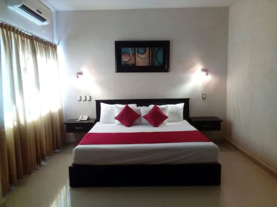 Double Room, 1 King Bed | Down comforters, desk, iron/ironing board, rollaway beds (surcharge)