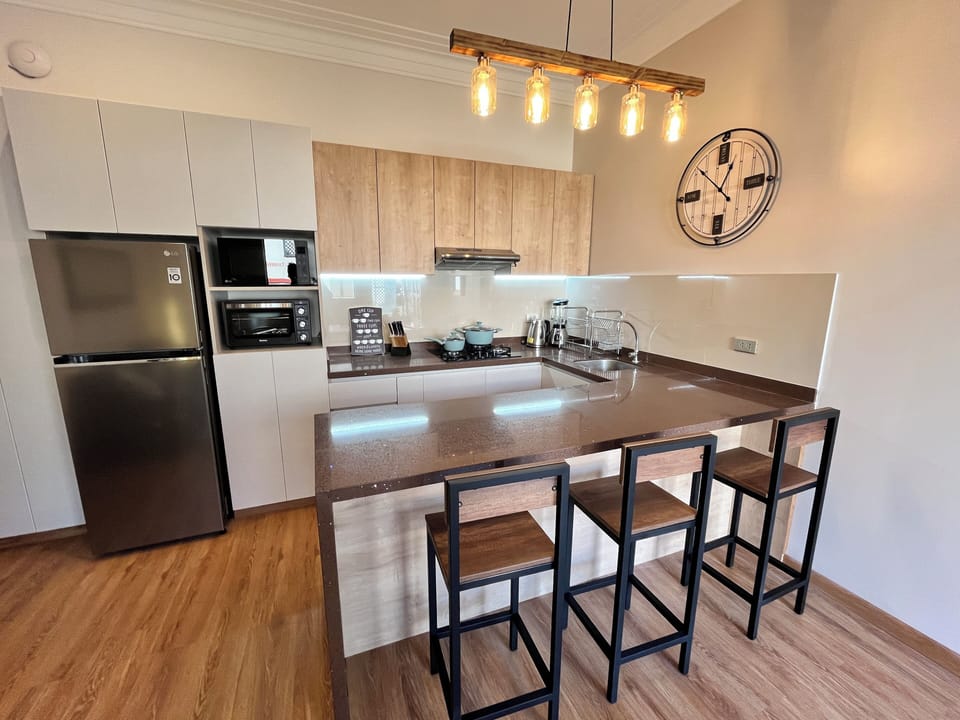 Premium Apartment, 1 King Bed | Private kitchen | Fridge, microwave, cookware/dishes/utensils