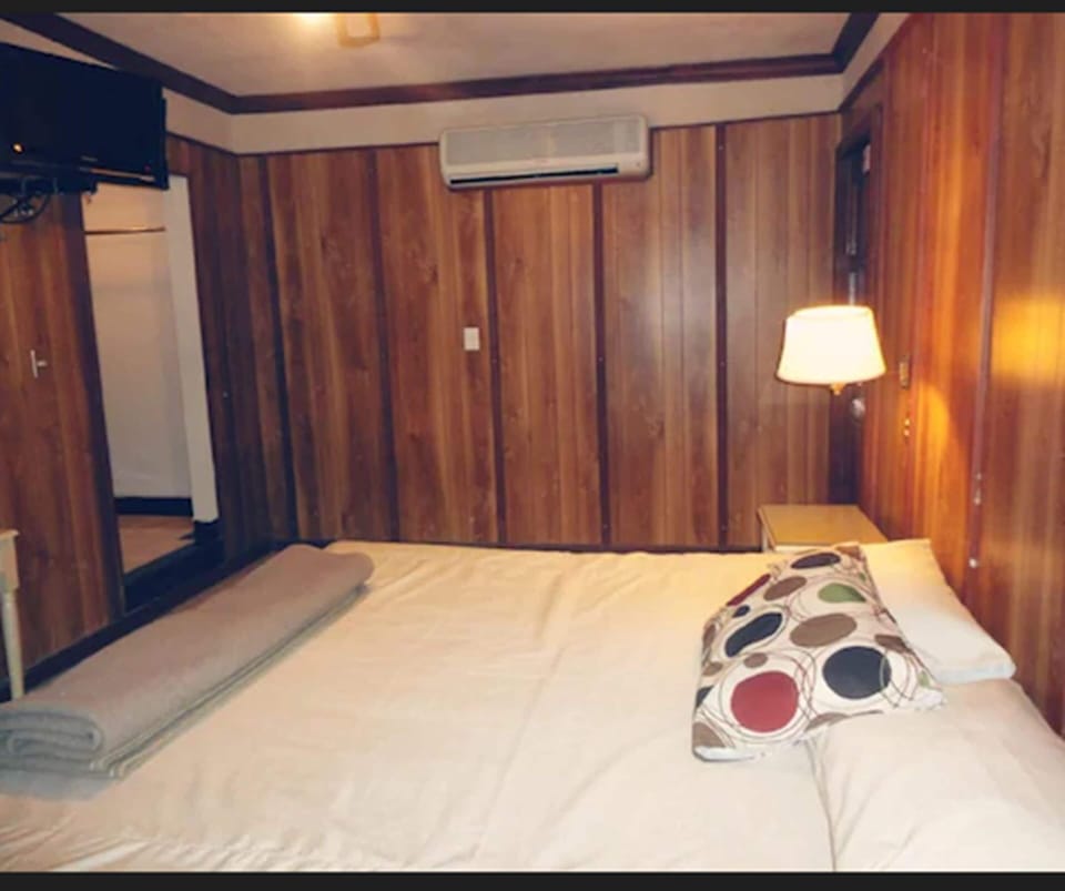 Standard Room, 1 King Bed | Desk, bed sheets