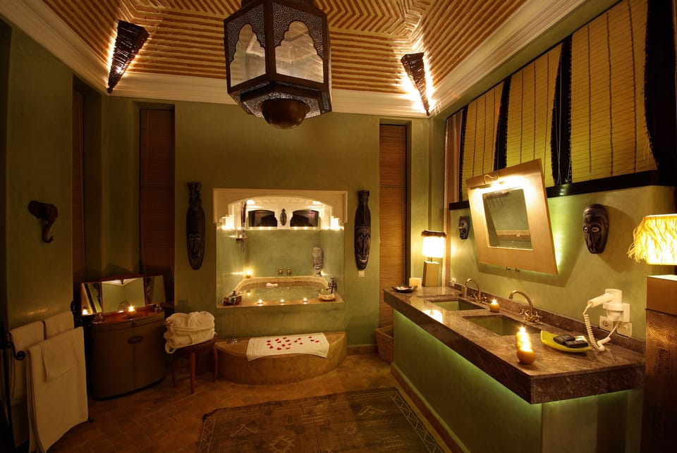 Lodge Africain | Bathroom | Free toiletries, hair dryer, bathrobes, slippers