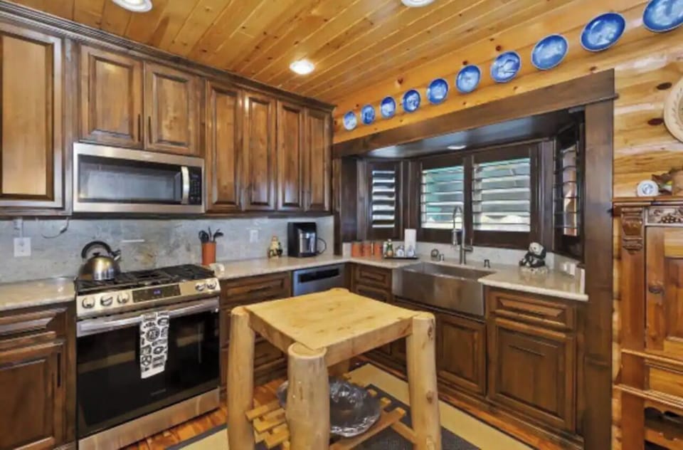 Full kitchen 
