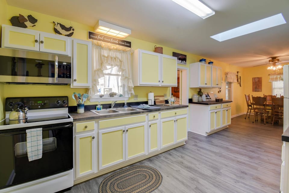 Spacious, fully equipped kitchen suitable for any occasion! 