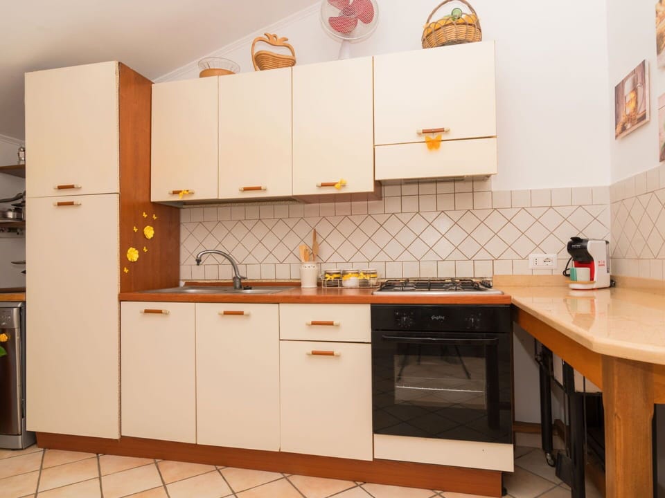 Cabinetry, Kitchen Sink, Countertop, Sink, Tap, Furniture, Product, Kitchen Stove, Kitchen, Building