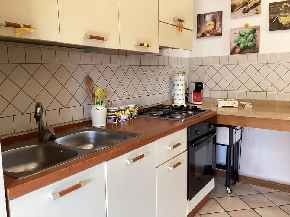 Cabinetry, Sink, Kitchen Sink, Countertop, Tap, Property, Furniture, Building, Plumbing Fixture, Kitchen