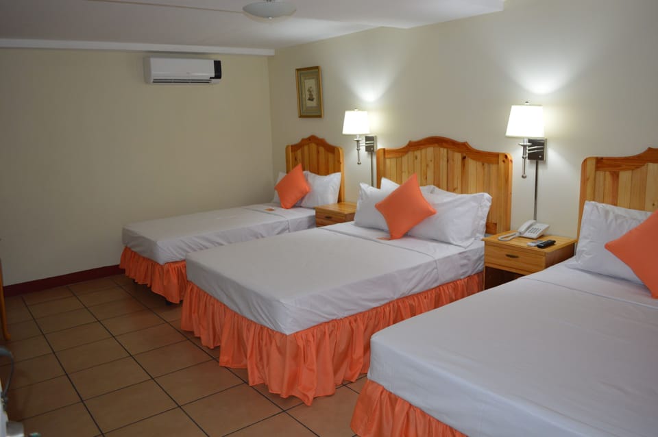 Triple Room | In-room safe, desk, WiFi (free), bed sheets