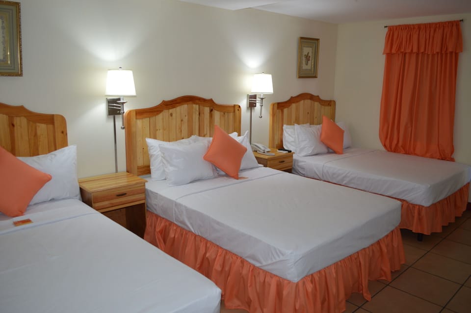 Triple Room | In-room safe, desk, WiFi (free), bed sheets