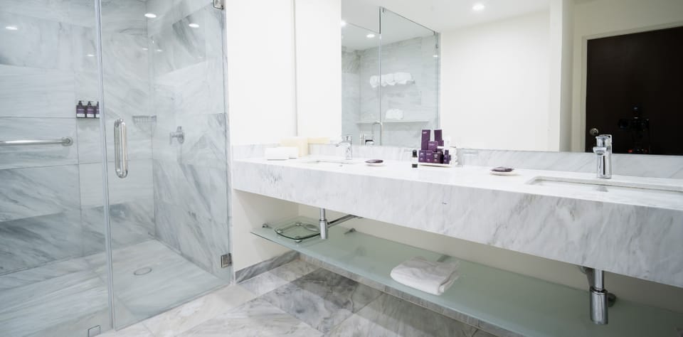Junior Loft Room | Bathroom | Shower, rainfall showerhead, designer toiletries, hair dryer